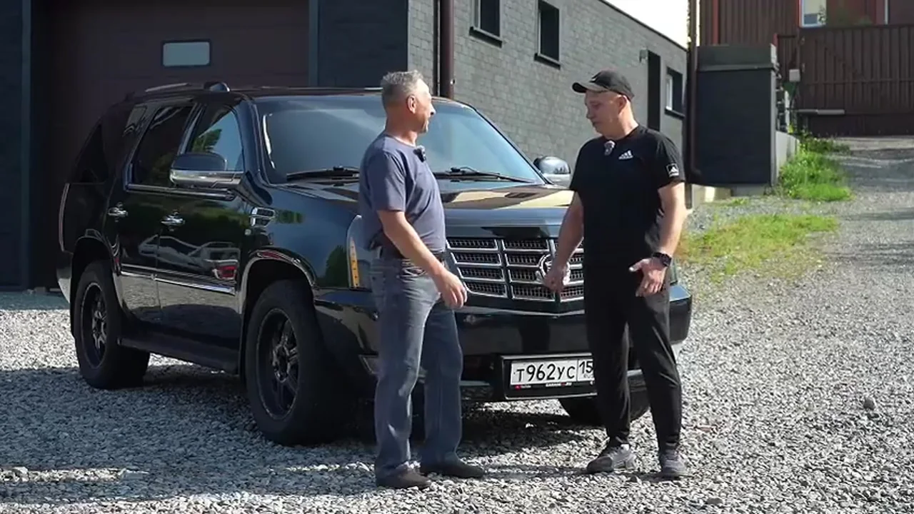 Игорь рядом с полученным Cadillac Escalade и ведущим Garage 54